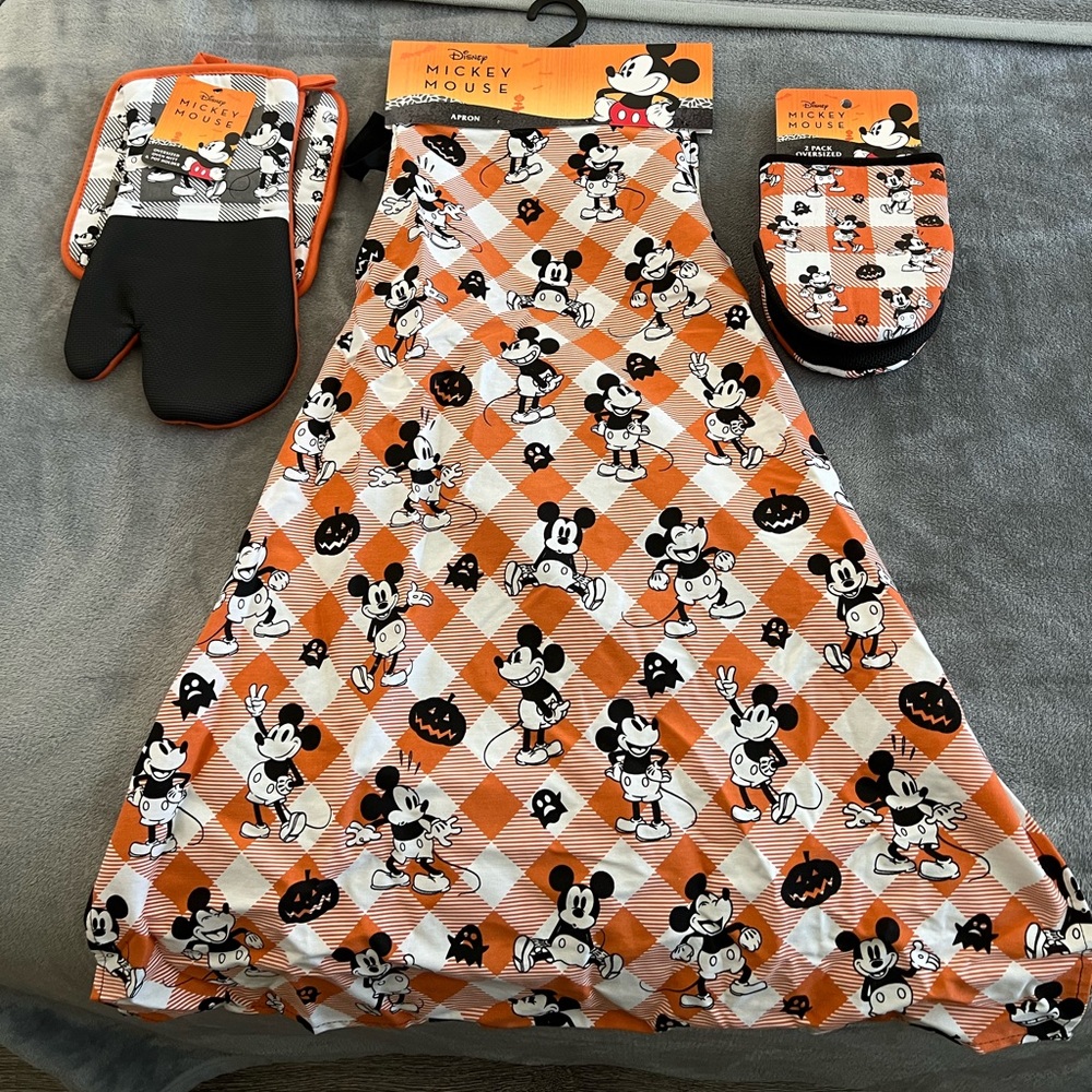 NWT 5 pc Disney Halloween Kitchen Set. Bonus 2 piece included!